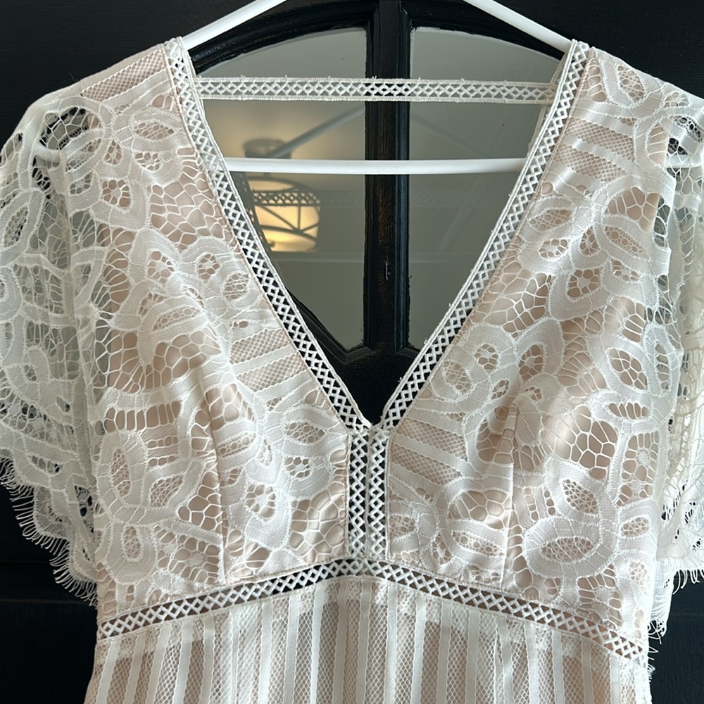 Tobi Small crème underlay lace white overlay  zip up back, short sleeve